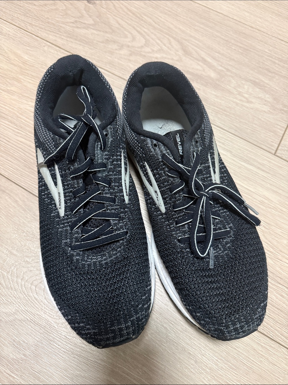 Brooks Black and White Revel 3